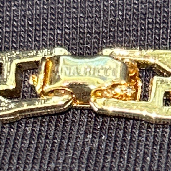 Nina Ricci Gold Pendant Necklace - Picture 4 of 6